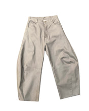 Load image into Gallery viewer, Barrel Jeans
