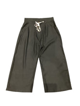 Load image into Gallery viewer, MT Capri Pants

